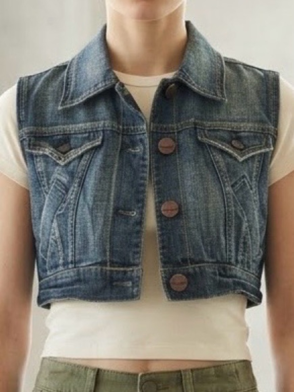 NWT Nori Cropped Dark Wash Denim Vest Size M Trucker V-Yoke Pockets Distressed